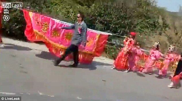 Video: tráiler fuera de control mata a dos personas en China - china-1