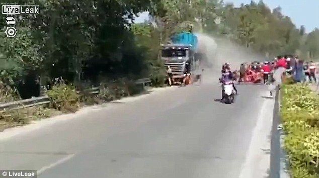 Video: tráiler fuera de control mata a dos personas en China