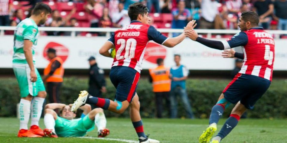Rodolfo Pizarro salva a Chivas de la derrota