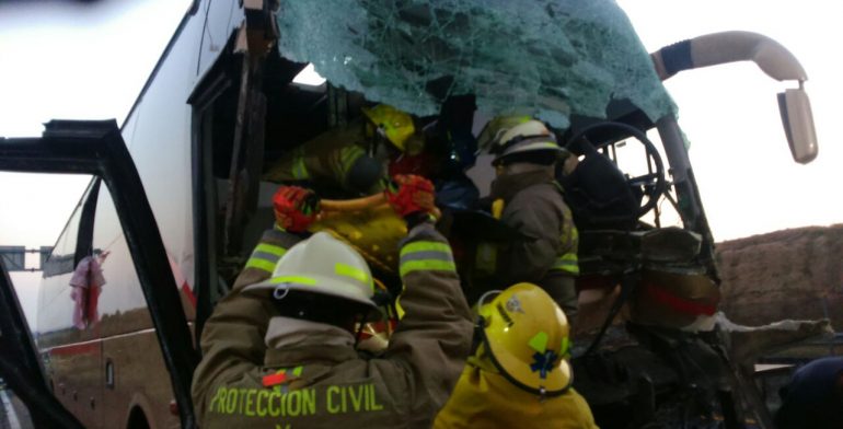 Choque de camión de pasajeros deja un muerto y 29 heridos en Jalisco