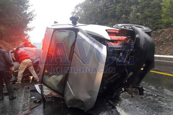 Muere toda una familia en accidente carretero en Michoacán - choque1