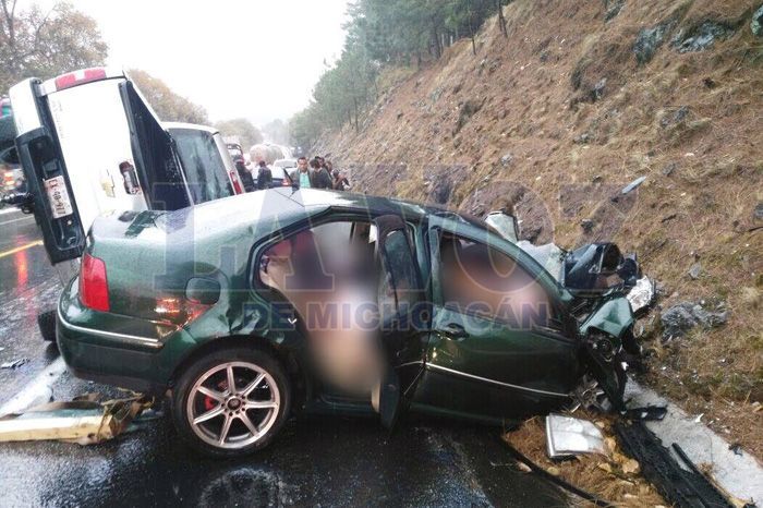 Muere toda una familia en accidente carretero en Michoacán - choque3