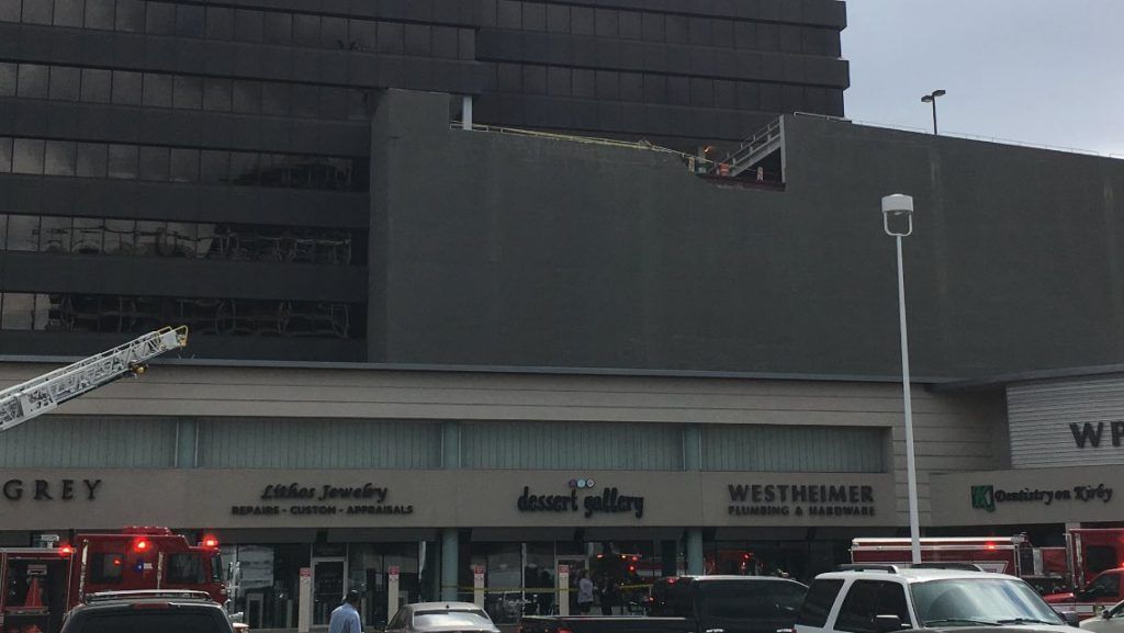 Joven sobrevive a caída de coche desde séptimo piso - coche-caidp-1024x577