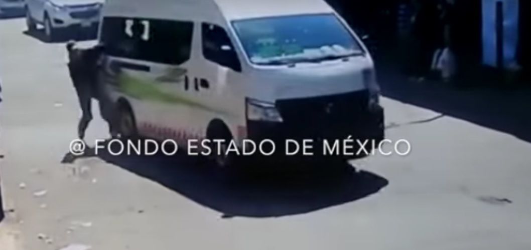 Video: combi arrastra a asaltante Video: combi arrastra a asaltante