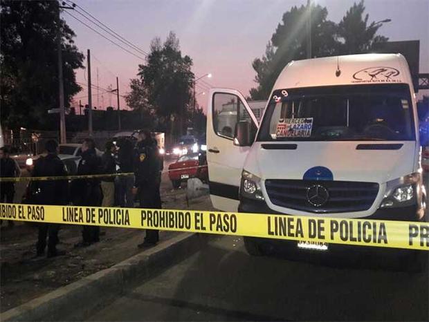 Asalto a transporte público termina en balacera con saldo de un muerto