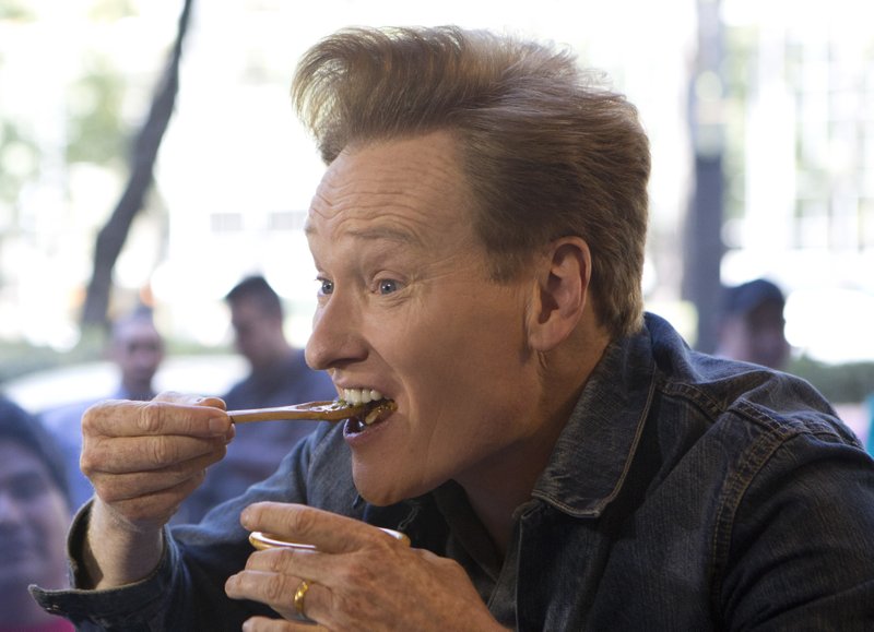 Conan O'Brien se enchiló comiendo salsa en taquería - conan-o-brien