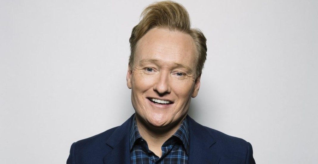 Conan O’Brien se enchiló comiendo salsa en taquería