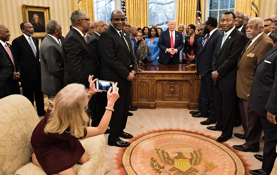 Conway vuelve a causar polémica por fotos en la Oficina Oval - conway-white-house-2