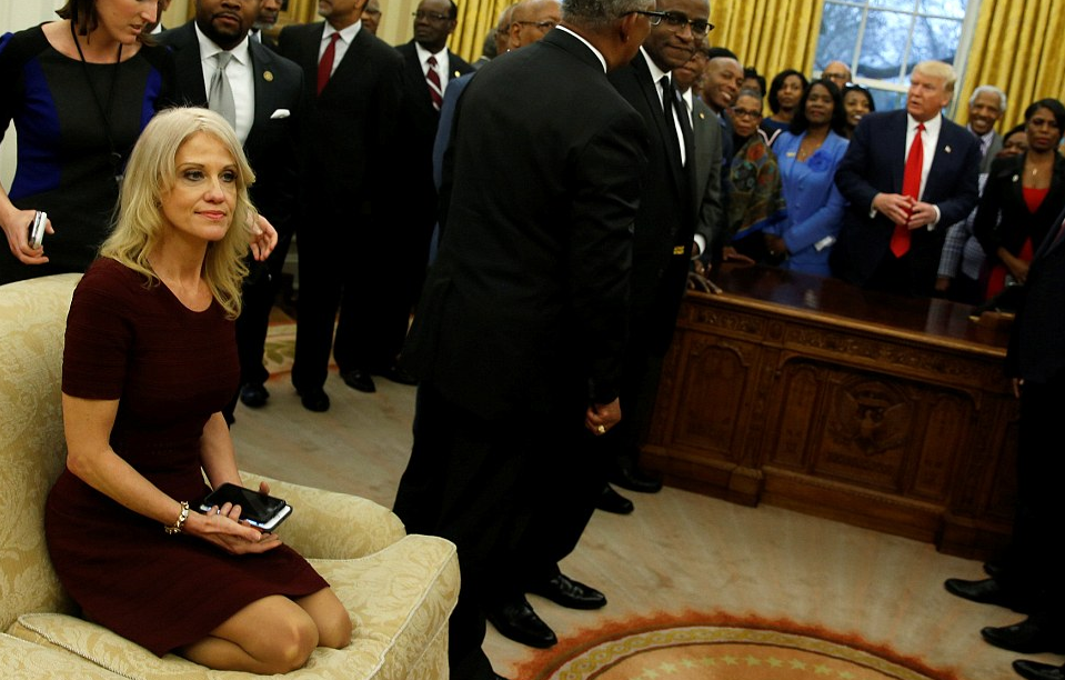 Conway vuelve a causar polémica por fotos en la Oficina Oval - conway-white-house-3