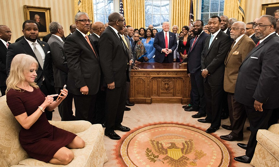 Conway vuelve a causar polémica por fotos en la Oficina Oval