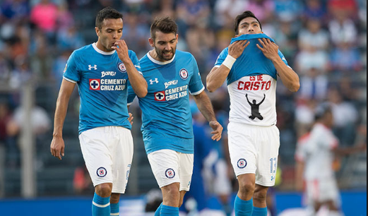 Puebla mete a Cruz Azul en la lucha por no descender
