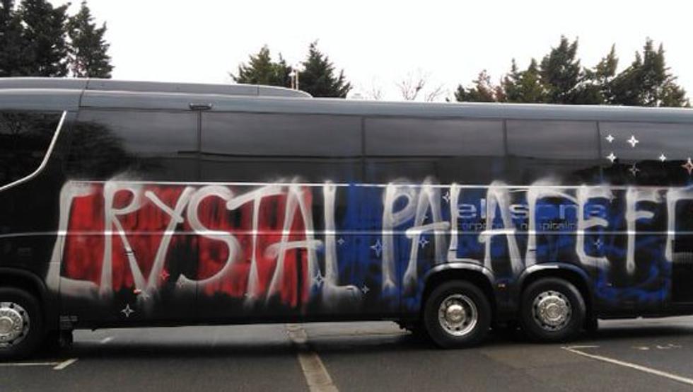 Aficionados del Crystal Palace vandalizan el autobús de su equipo