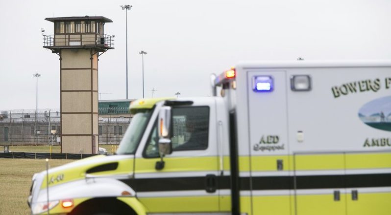 Muere rehén en motín de cárcel en Delaware