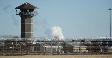 Reos toman como rehenes a guardias de cárcel en Delaware