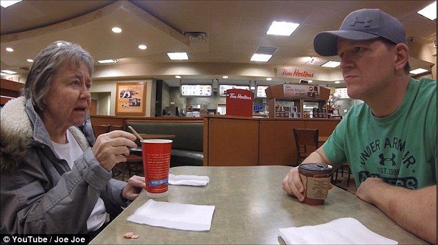 Video: hombre graba el momento en que su madre, con demencia, olvida quien es él