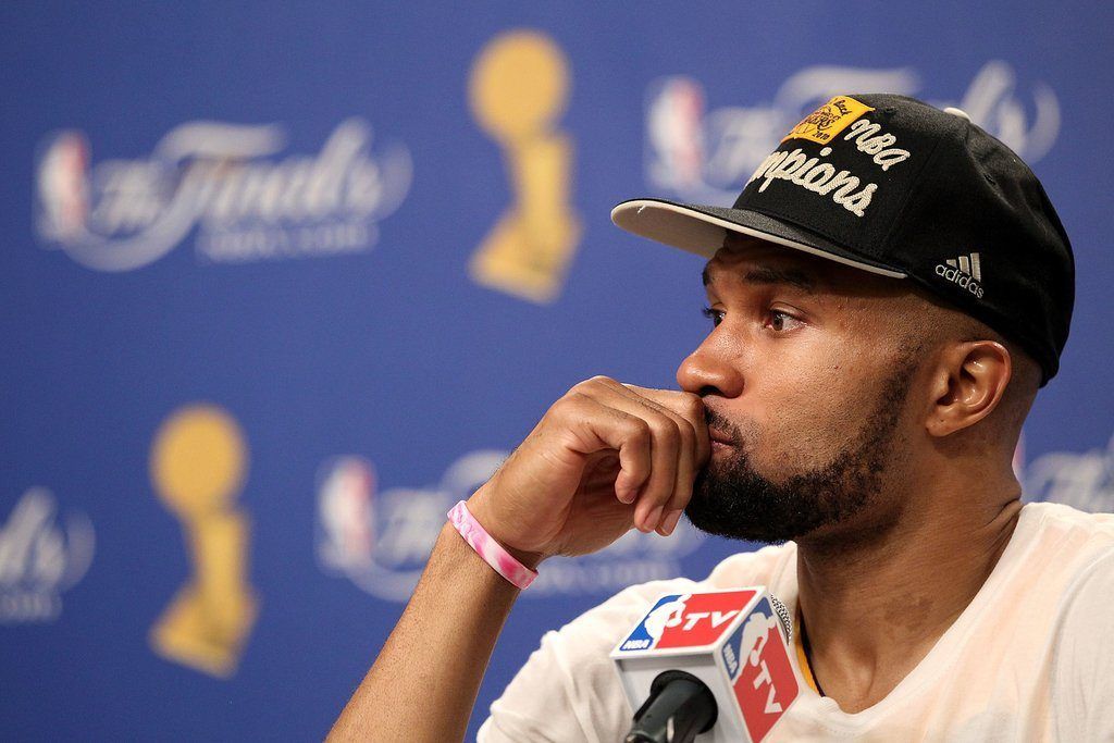 Roban anillos de campeón a exjugador de la NBA - derek-fisher-twitter-1024x683