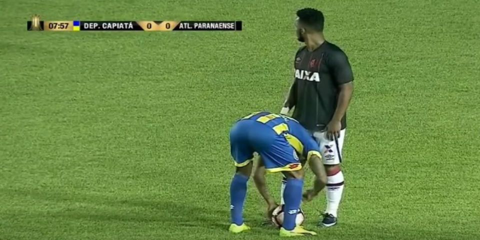 Video: futbolista desata las agujetas de su rival
