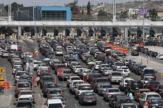 Registra Tijuana caída de cruces rumbo a San Diego - detenidas_garita_internacio