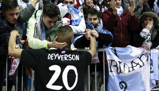 Video: jugador consuela a aficionados rivales