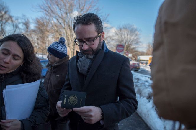 Amenazan a cónsul mexicano en Nueva York durante reunión con migrantes - diego-gomez-pickering