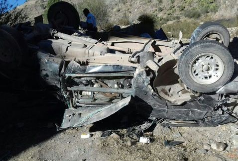 Conductor ebrio cae a barranco y mueren tres de sus amigos