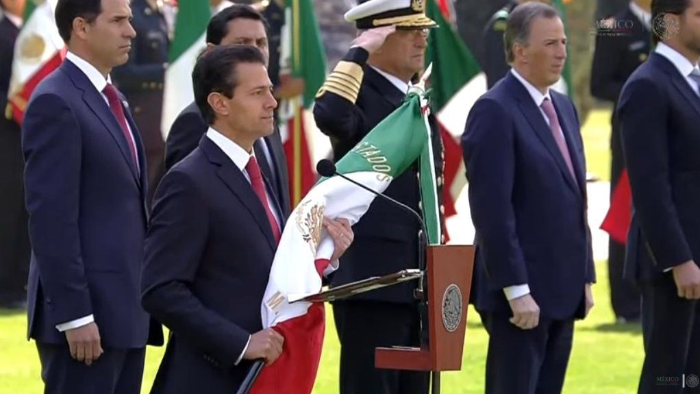 'Duele la angustia que viven los mexicanos en el extranjero': EPN - epn-bandera-2