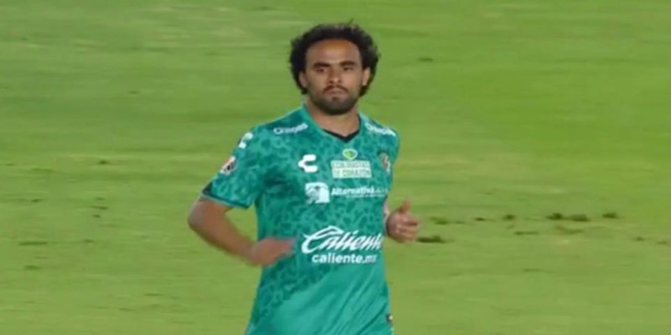 Enrique Esqueda pisotea escudo de Tigres