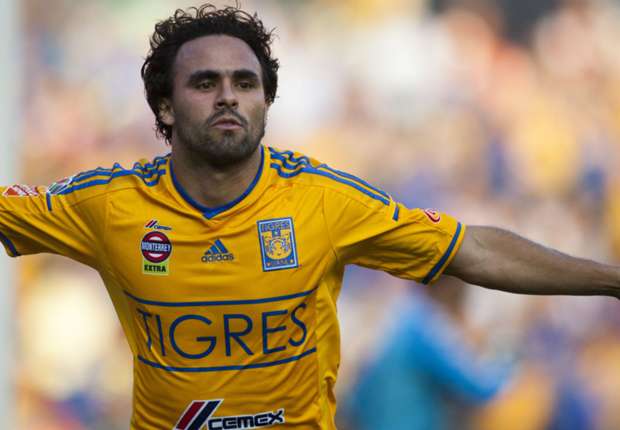 Enrique Esqueda pisotea escudo de Tigres - esqueda-tigres