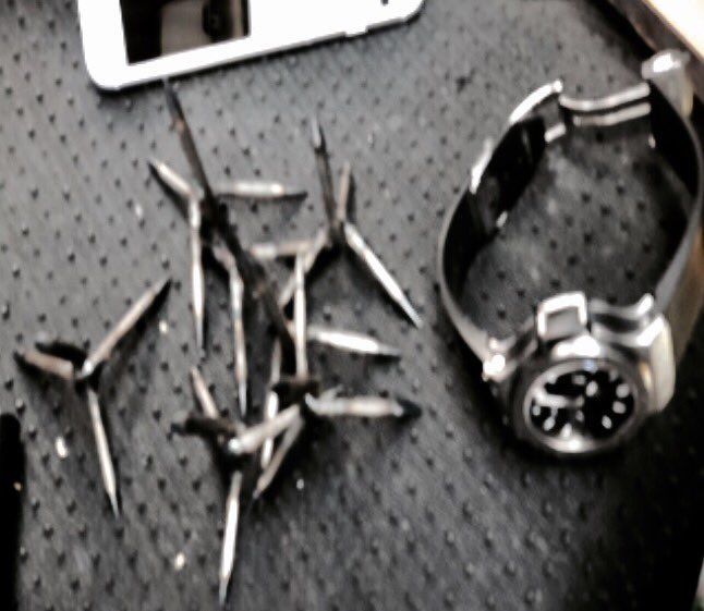 Detienen a miembro de banda que ponchaba llantas en el AICM para asaltar a conductores - estrellas-clavos