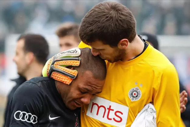 Jugador brasileño rompe en llanto por actitudes racistas durante partido