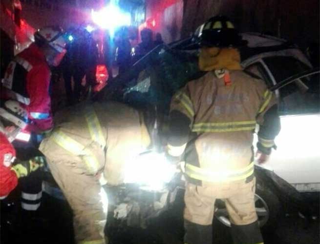 Cae camioneta desde puente de Reforma a Periférico - fuente-de-petroleos-5