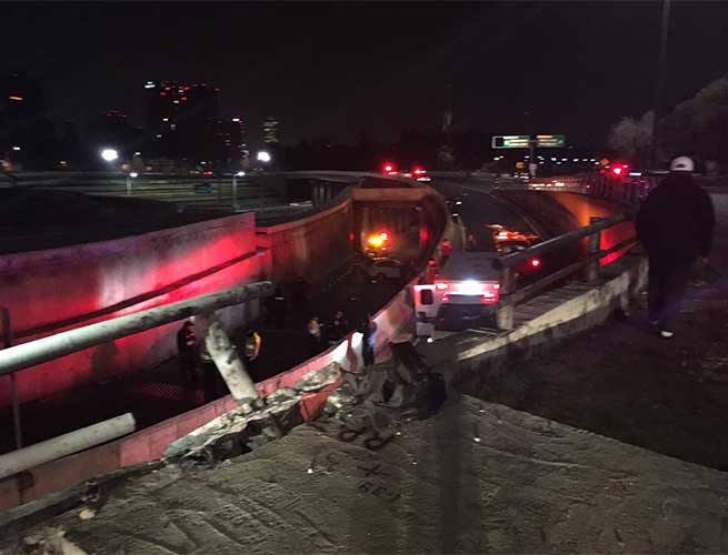 Cae camioneta desde puente de Reforma a Periférico - fuente-de-petroleos
