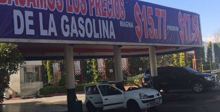 Empresario baja precio de la gasolina en Toluca