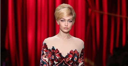 Video: Gigi Hadid tropieza en pasarela de Moschino