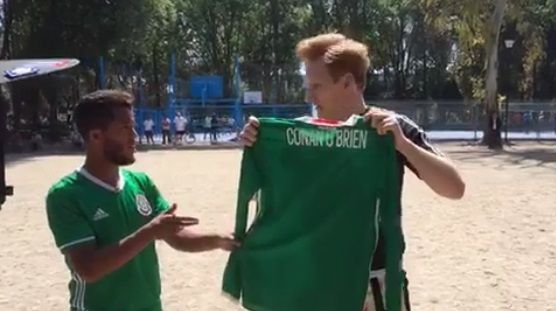 Conan O’Brien juega cascarita con Giovani dos Santos