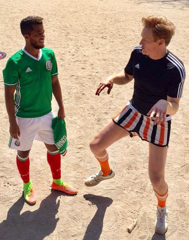 Conan O'Brien juega cascarita con Giovani dos Santos - gio-conan