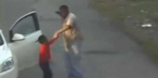 Detienen al hombre que golpeó a menor durante 5 minutos
