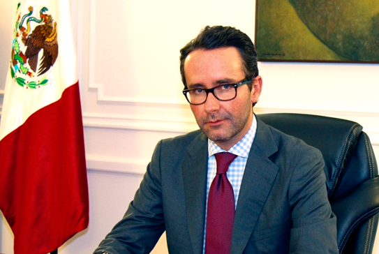 Amenazan a cónsul mexicano en Nueva York durante reunión con migrantes