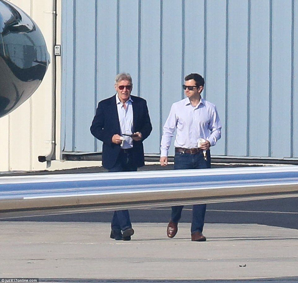 Harrison Ford regresa a pilotear a 3 días de casi chocar contra un Boeing 737 - harrison-ford-3