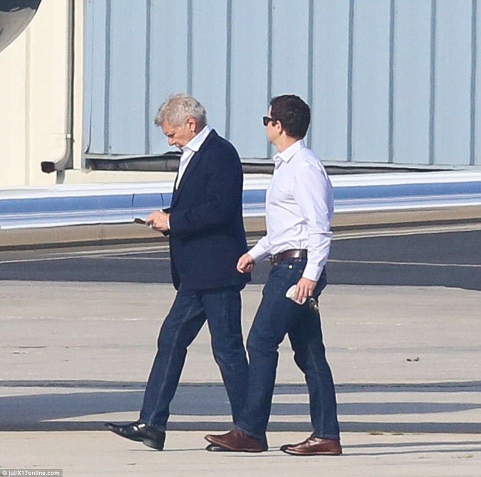 Harrison Ford regresa a pilotear a 3 días de casi chocar contra un Boeing 737 - harrison-ford-4