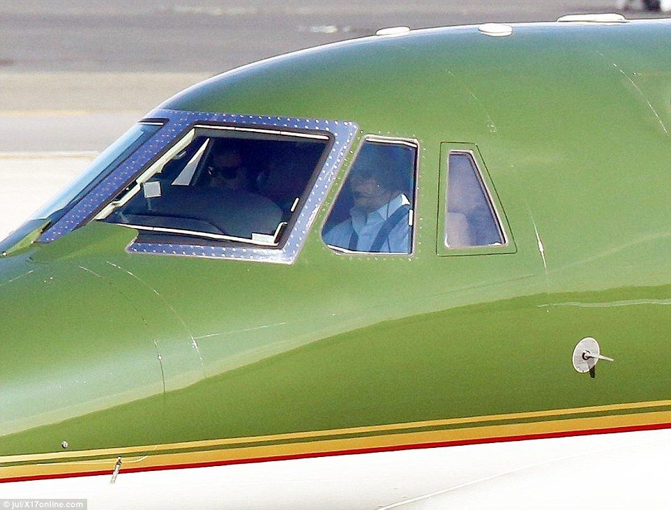 Harrison Ford regresa a pilotear a 3 días de casi chocar contra un Boeing 737 - harrison-ford-5