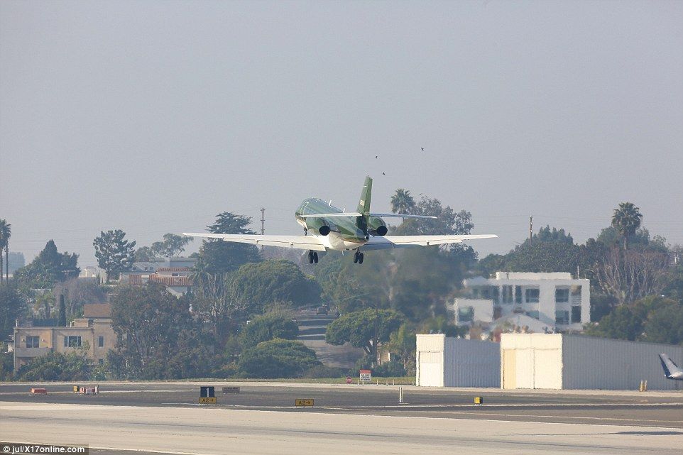 Harrison Ford regresa a pilotear a 3 días de casi chocar contra un Boeing 737 - harrison-ford-6