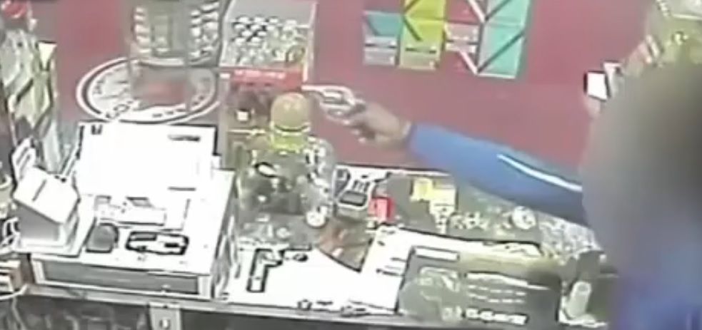 Video: empleado repele agresión de ladrón