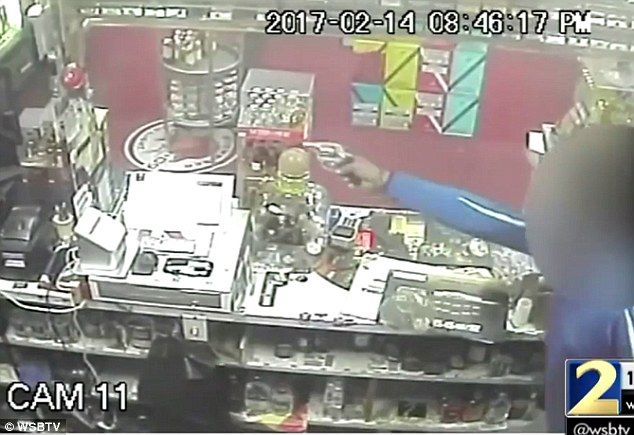 Video: empleado repele agresión de ladrón - henry2