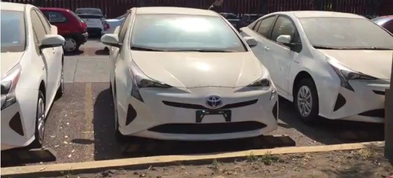 Cámara de diputados abandona 20 vehículos híbridos