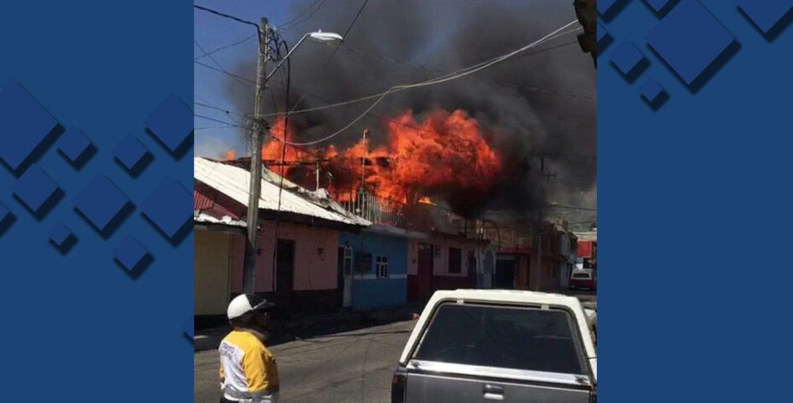 Video: agente de tránsito saca de las llamas a 6 menores