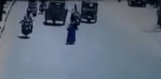 Video: mujer provoca accidente vial y se da a la fuga