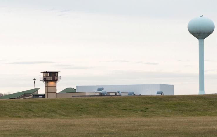 Reos toman como rehenes a guardias de cárcel en Delaware - james-t-vaughn