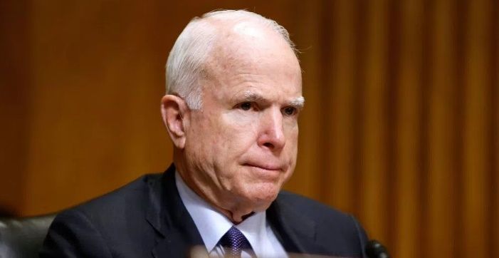 “Así comienzan los dictadores”: McCain
