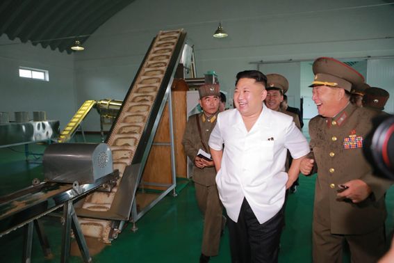 Captan a Kim Jong-un sonriendo tras la muerte de su medio hermano